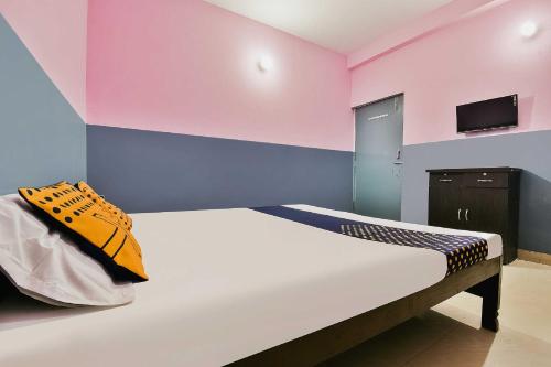 SPOT ON Hotel Harsh客房内的一张或多张床位