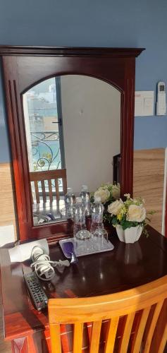 头顿LUCKY HOTEL的上面有眼镜和鲜花的桌子