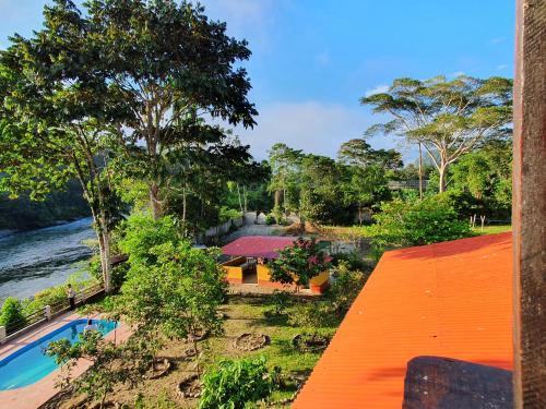 PillcopataParaiso Pilcopata Inn的享有带游泳池的度假村的空中景致