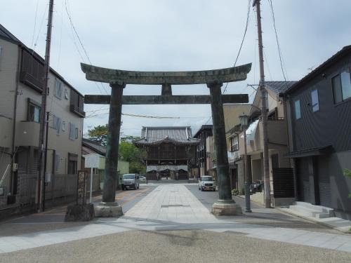 桑名市machiyado kuwanajuku edomachi25的一条街道上的亚洲拱门,有建筑