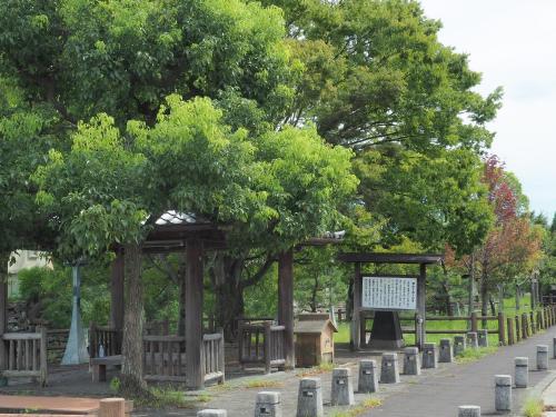 桑名市machiyado kuwanajuku edomachi25的公园内带有标志的凉亭