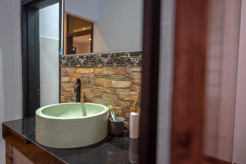 沙努尔Asri BALI SANUR Premier Suites的一间带大浴缸的柜台浴室