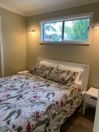 亚拉格林The Yarra Valley Couple Escape的一间卧室设有一张床和一个窗口