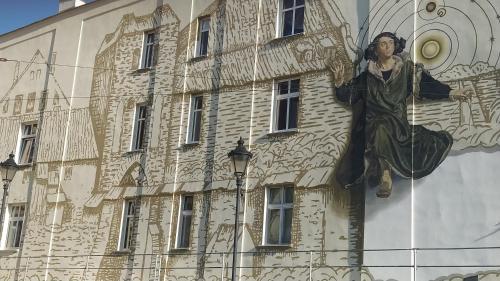 格鲁德柴兹Hostel Staromiejski的建筑物一侧的男人雕像
