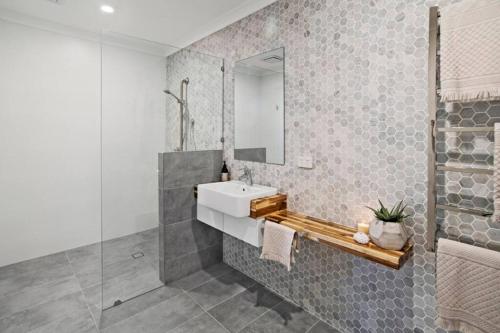 邓斯伯勒Willy Wagtail @ Cape Villas的一间带水槽和镜子的浴室