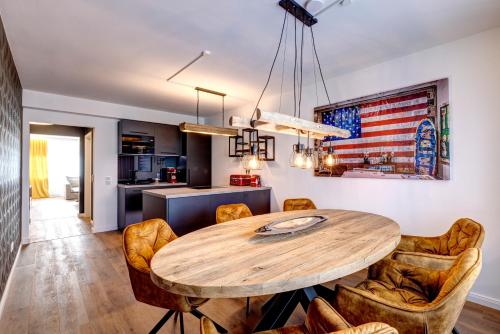 埃森Vendum Living的厨房以及带木桌和椅子的用餐室。
