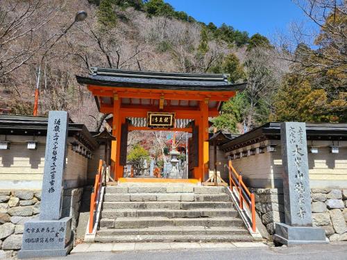 天川村Ichimaru Ryokan - Vacation STAY 77709v的大楼前带楼梯的橙色门