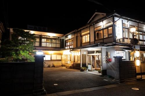 天川村Ichimaru Ryokan - Vacation STAY 77709v的夜间有灯的建筑