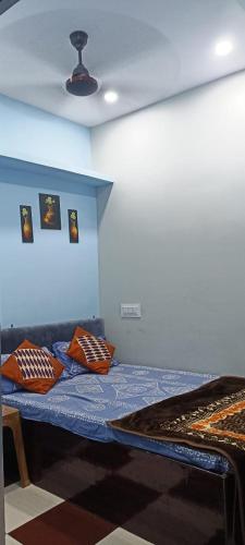 乌贾因Bhagwati Guest House Ujjain的床上的床上有枕头