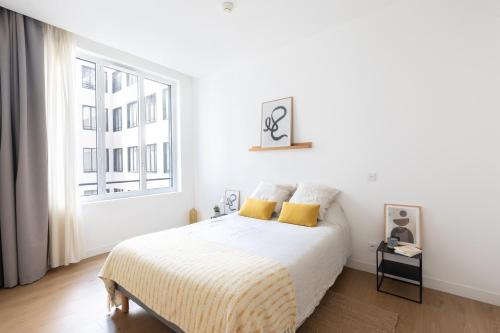马赛Les Appartements de Babel Vieux Port的白色的卧室设有床和窗户