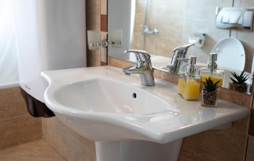 拉兹洛格Pirin Bliss Apartment Ski, Spa and Relax at Terra Complex的浴室设有白色水槽和镜子