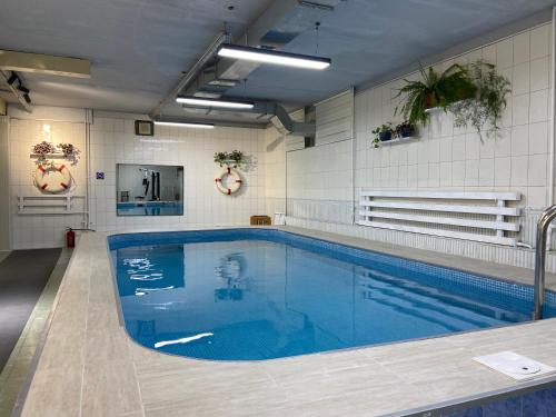 比什凯克丝绸之路旅馆的客房内的大型游泳池,有蓝色的水