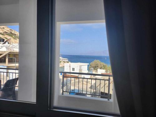 马塔拉ANDRIANOS DELUXE STUDIO的从窗户可欣赏到海景