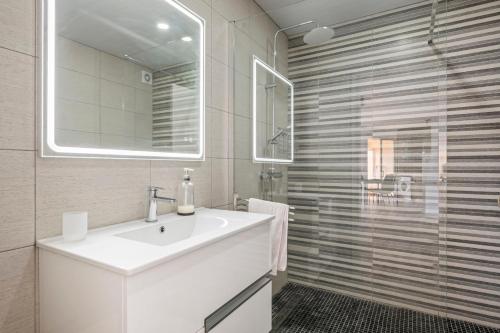 Madalena do MarMagical Sunset的白色的浴室设有水槽和淋浴。