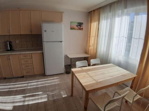 安塔利亚Lara Beach 600 m, 80 m2 flat, 2 bedroom, Netflix的厨房配有桌子和白色冰箱。