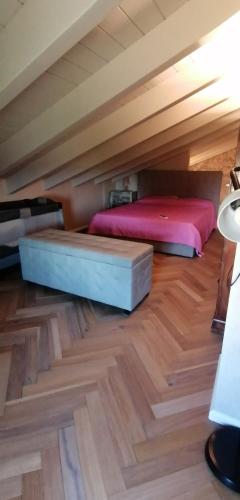 ValdirameLOGHINO Lombardo的阁楼上设有两张床