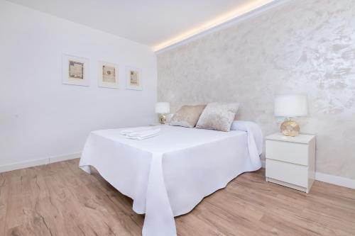 科尔多瓦BHost - Tendillas的一间白色卧室,配有床和床头柜