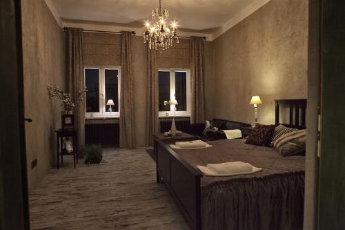 德辛Apartments Rose Garden的一间卧室配有一张大床和一个吊灯。