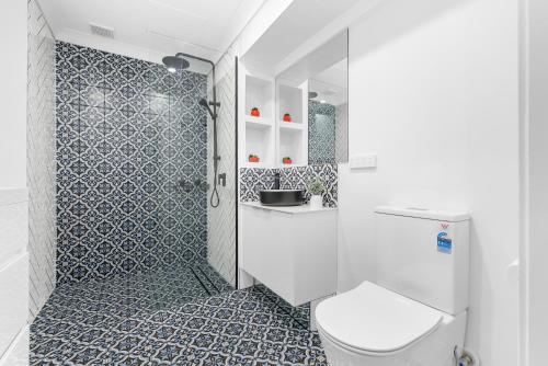 凯恩斯沃克吕兹别墅公寓的一间带卫生间和淋浴的浴室