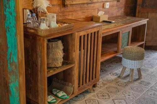 珀尼达岛Jukung Cottage的一张桌子的木台