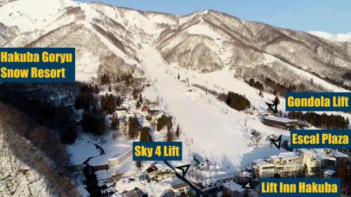 白马村Lift Inn Hakuba Goryu的享有雪覆盖的山峰和滑雪胜地的景色