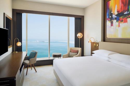 多哈Delta Hotels by Marriott City Center Doha的酒店客房设有一张床和一个大窗户