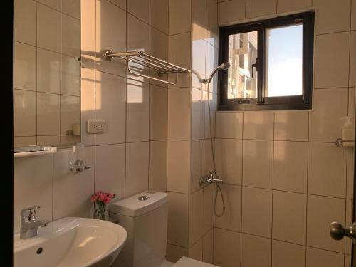 金宁乡白猫民宿：慢活金门住这里的一间带水槽和卫生间的浴室以及窗户。
