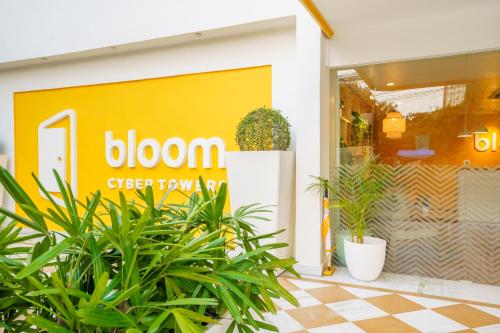海得拉巴Bloom Hotel - Cyber Towers的商店前的植物店面