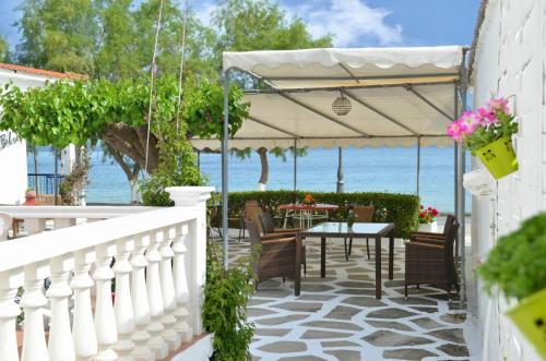 格利法Blu的一个带桌椅的庭院和大海