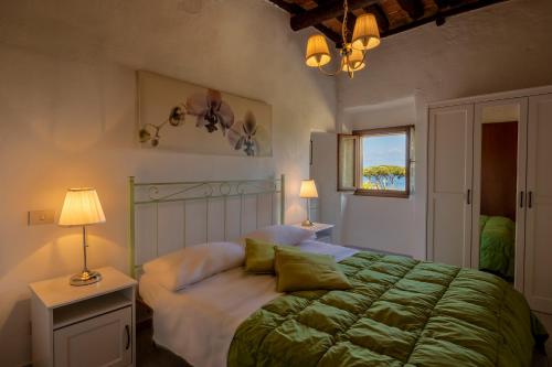 费拉约港Tenuta La Chiusa的一间卧室配有一张带绿毯的大床