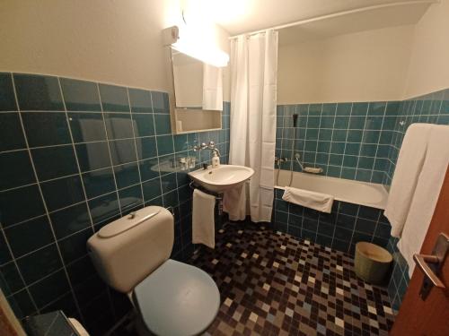 圣莫里茨Allod Bad 602的浴室配有卫生间、盥洗盆和浴缸。