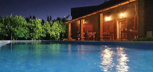El KheribaDar Khedija的一座晚上设有游泳池的房子