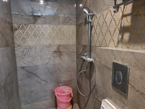 阿格拉玛雅酒店及餐厅的浴室里设有粉红色桶淋浴