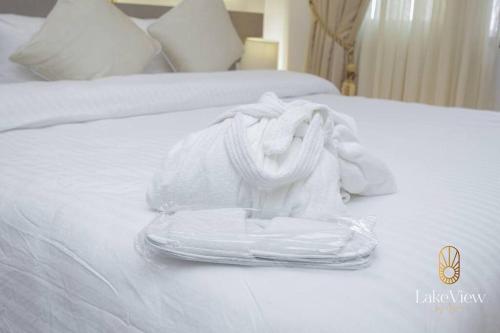 海岸角Standard Room in Cape Coast - Lakeview by Agnes的床上的白色毛巾