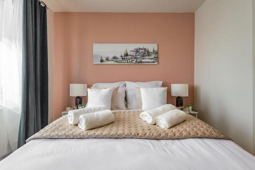 弗罗茨瓦夫地区别拉内Hotel A4 Wrocław - Bielany - MAMY WOLNE POKOJE !的卧室配有带白色枕头的大床