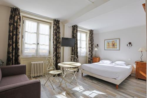 凯恩弗朗索瓦德奥酒店的一间卧室配有一张床、一张桌子和一张沙发