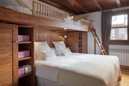 上阿兰Val de Ruda Luxe 23 by FeelFree Rentals的卧室配有带白色床单的双层床