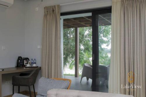 海岸角Executive Suite Apartment in Cape Coast - Lakeview by Agnes的客厅配有书桌和窗户。