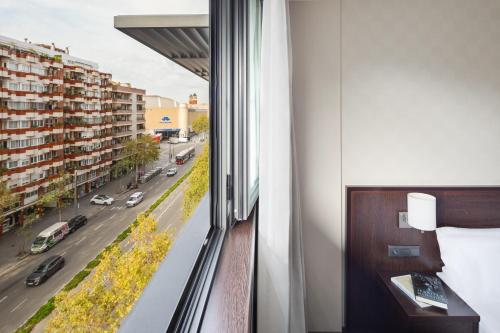 巴塞罗那Hotel Lugano Barcelona的客房设有市景窗户。