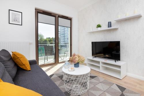 格但斯克Modern Apartment with Balcony by Renters的带沙发和电视的客厅