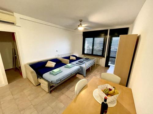 加尔达湖滨Appartamento Panorama的客厅配有床和桌子