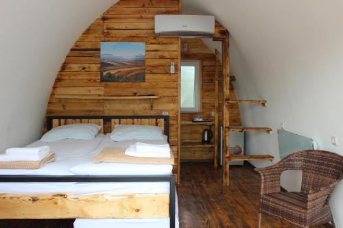 ShahumyanGlamping Eco Valley的一间卧室配有一张木墙床