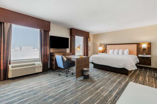 Selma塞尔马-圣安东尼奥/伦道夫空军基地汉普顿酒店套房酒店的酒店客房配有一张床、一张书桌和一台电视。