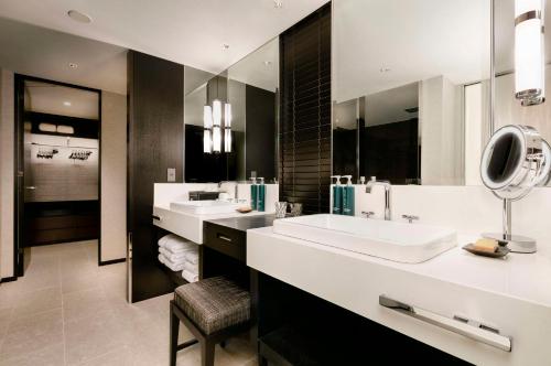 横滨横滨希尔顿酒店的一间带两个盥洗盆和大镜子的浴室