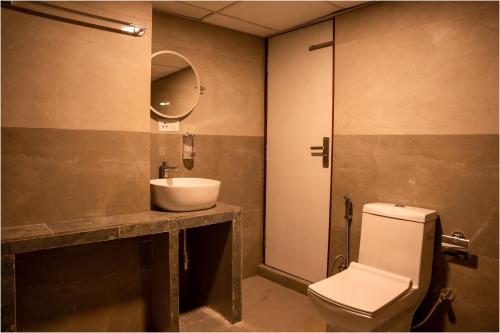 巴克塔普尔纳格普初旅馆的一间带水槽、卫生间和镜子的浴室