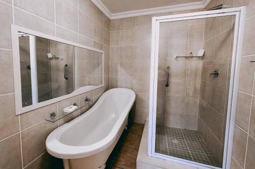 KareedouwAssegaaibosch Country Lodge的带淋浴、浴缸和盥洗盆的浴室