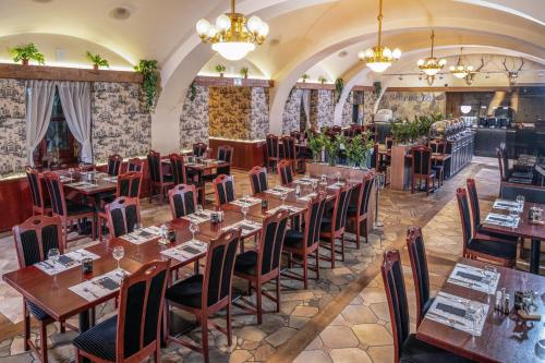 齐尔茨斯扎瓦库特酒店的大型用餐室配有桌椅