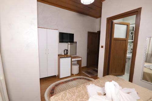 伊斯坦布尔Royal Gur Hotel的客房设有带一张床和电视的卧室。