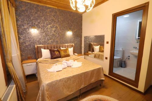 伊斯坦布尔Royal Gur Hotel的一间卧室配有带毛巾的床