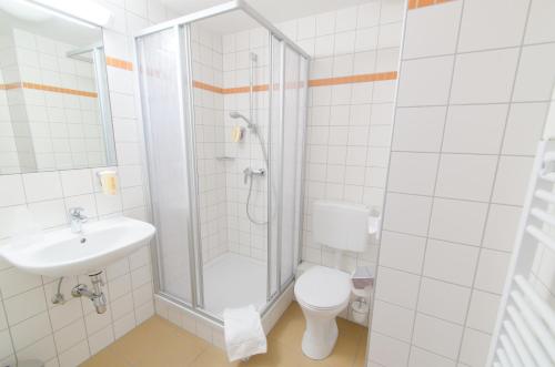 伊布斯河畔格施特灵JUFA霍查卡尔度假村的带淋浴、卫生间和盥洗盆的浴室